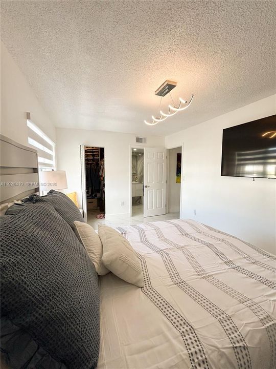 На продажу: $329,900 (2 спален, 2 ванн, 1050 Квадратных фут)