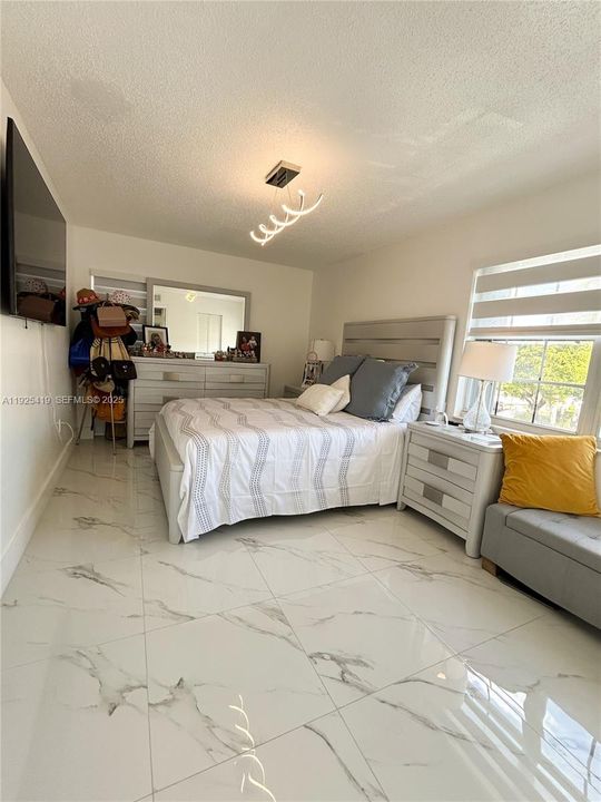 На продажу: $329,900 (2 спален, 2 ванн, 1050 Квадратных фут)