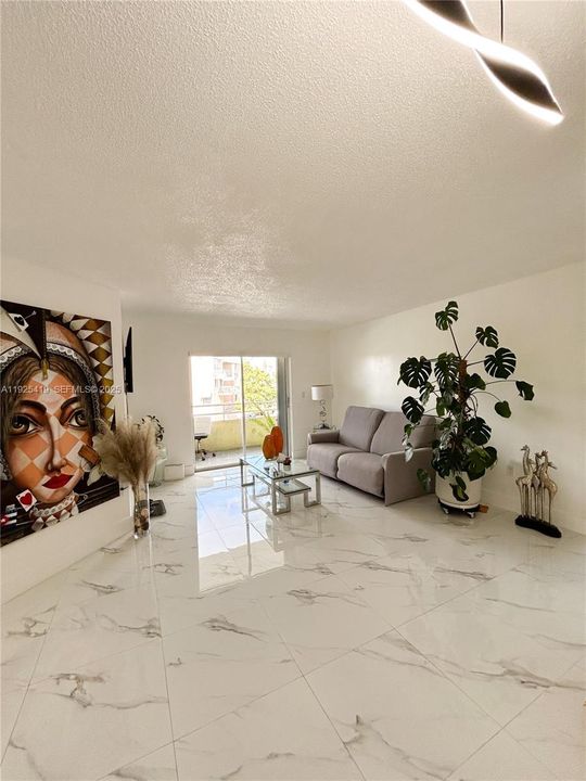 На продажу: $329,900 (2 спален, 2 ванн, 1050 Квадратных фут)