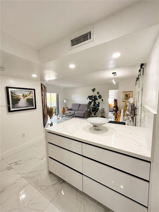 На продажу: $329,900 (2 спален, 2 ванн, 1050 Квадратных фут)