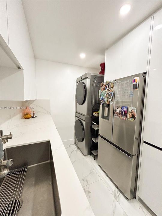 На продажу: $329,900 (2 спален, 2 ванн, 1050 Квадратных фут)