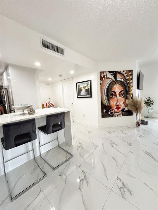 На продажу: $329,900 (2 спален, 2 ванн, 1050 Квадратных фут)