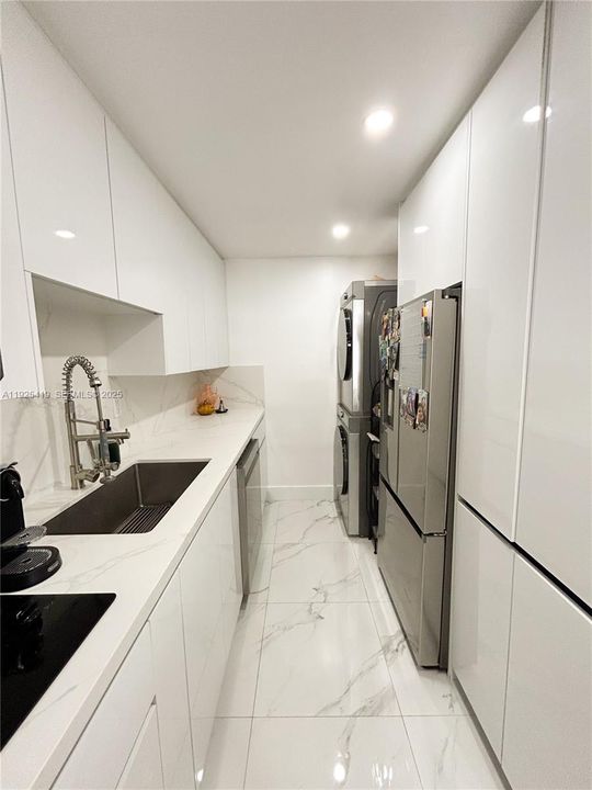 На продажу: $329,900 (2 спален, 2 ванн, 1050 Квадратных фут)