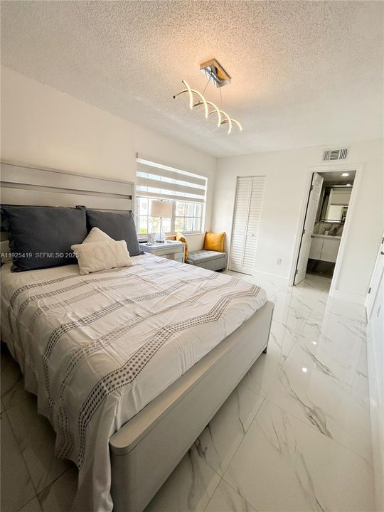 На продажу: $329,900 (2 спален, 2 ванн, 1050 Квадратных фут)