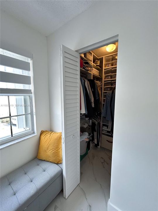 На продажу: $329,900 (2 спален, 2 ванн, 1050 Квадратных фут)