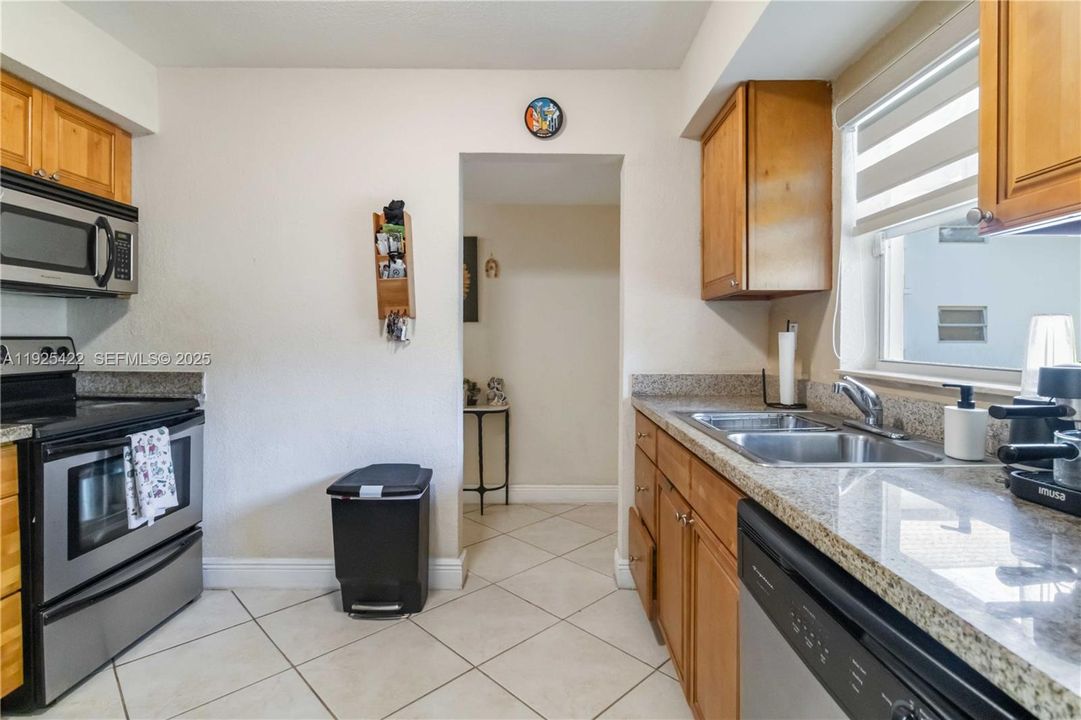 待售: $274,999 (2 贝兹, 1 浴室, 866 平方英尺)