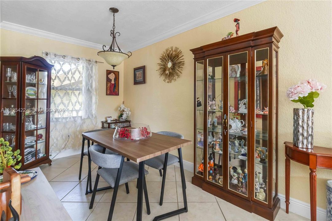 待售: $274,999 (2 贝兹, 1 浴室, 866 平方英尺)