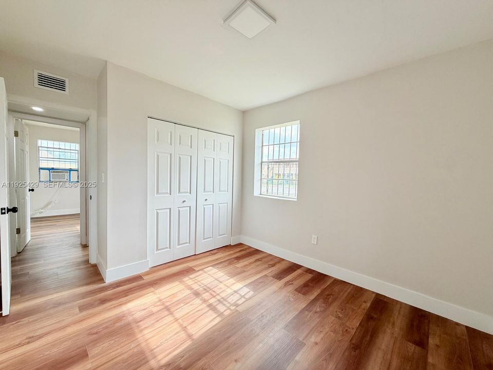 出租: $2,500 (2 贝兹, 1 浴室, 2700 平方英尺)