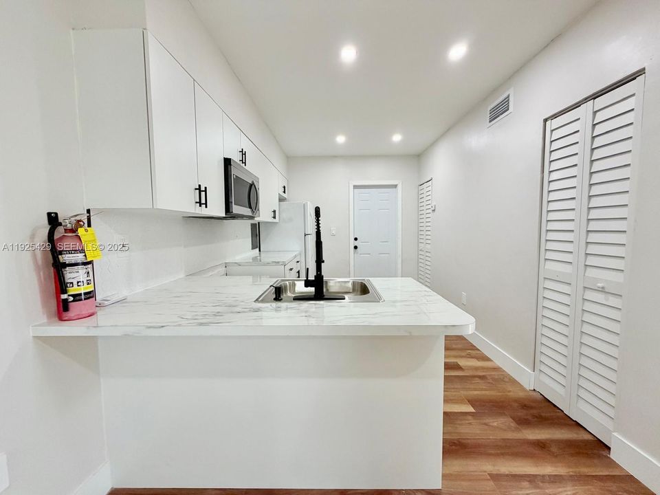 出租: $2,500 (2 贝兹, 1 浴室, 2700 平方英尺)