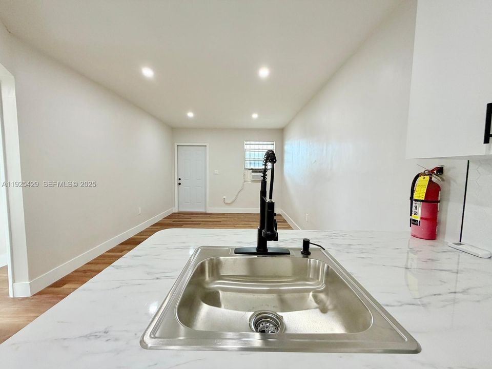 出租: $2,500 (2 贝兹, 1 浴室, 2700 平方英尺)