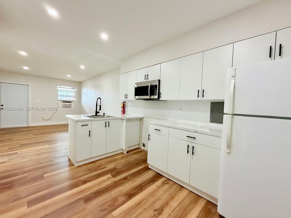 出租: $2,500 (2 贝兹, 1 浴室, 2700 平方英尺)