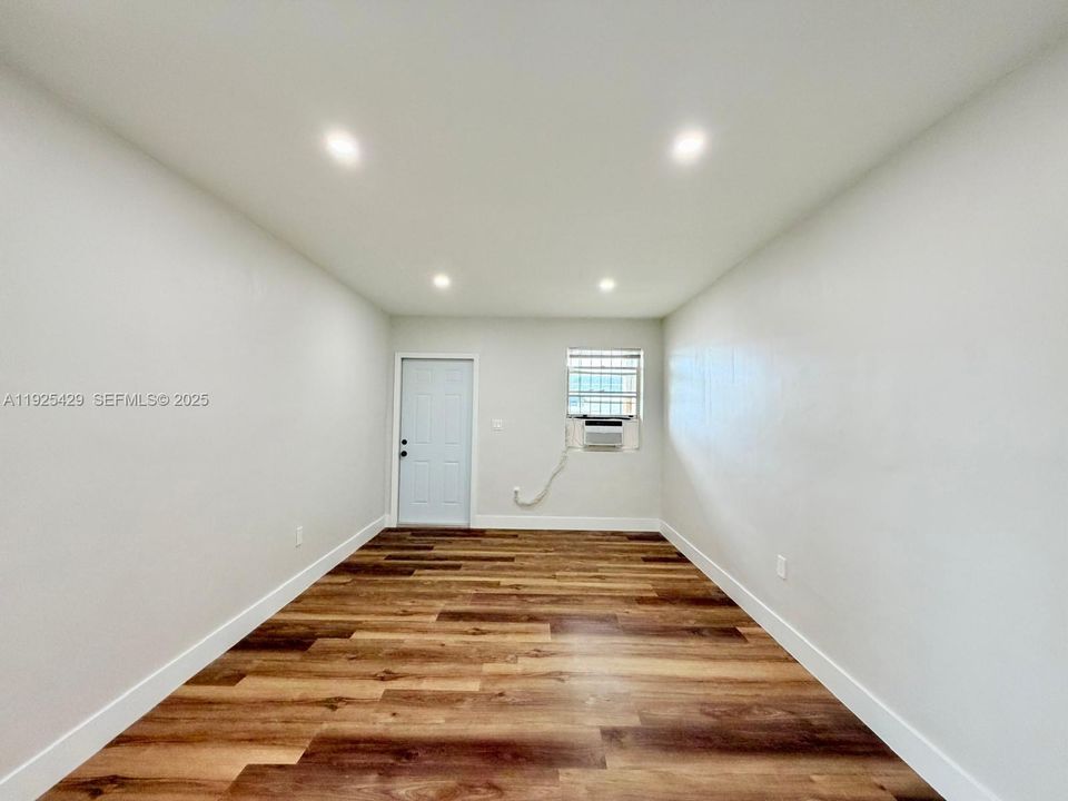 出租: $2,500 (2 贝兹, 1 浴室, 2700 平方英尺)