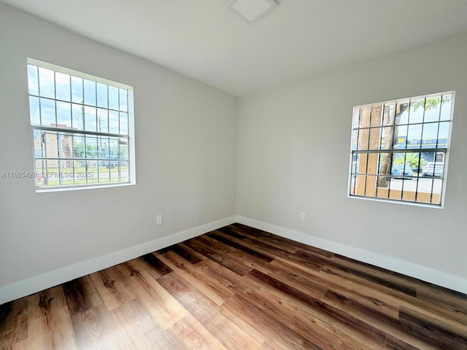 出租: $2,500 (2 贝兹, 1 浴室, 2700 平方英尺)