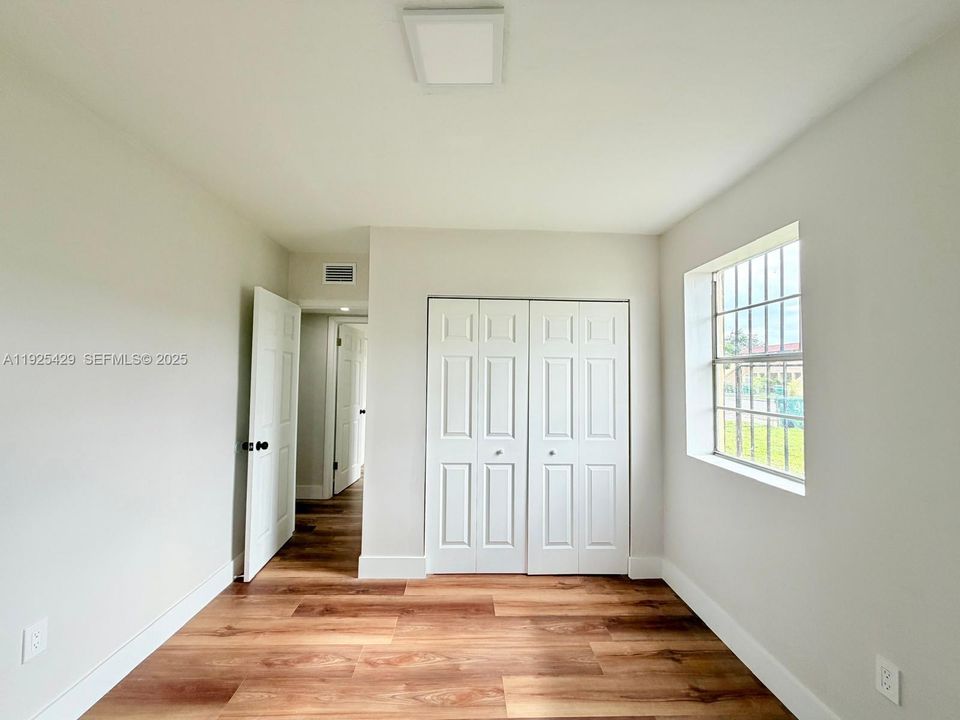 出租: $2,500 (2 贝兹, 1 浴室, 2700 平方英尺)