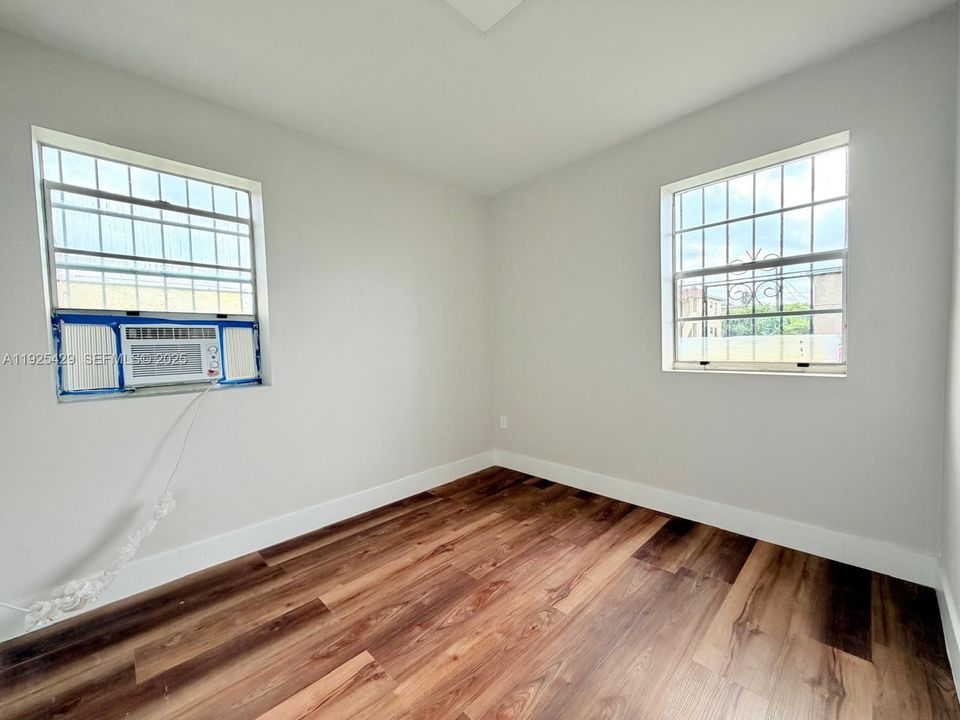 出租: $2,500 (2 贝兹, 1 浴室, 2700 平方英尺)