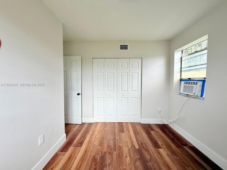 出租: $2,500 (2 贝兹, 1 浴室, 2700 平方英尺)