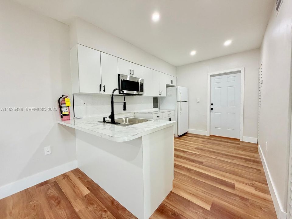 出租: $2,500 (2 贝兹, 1 浴室, 2700 平方英尺)