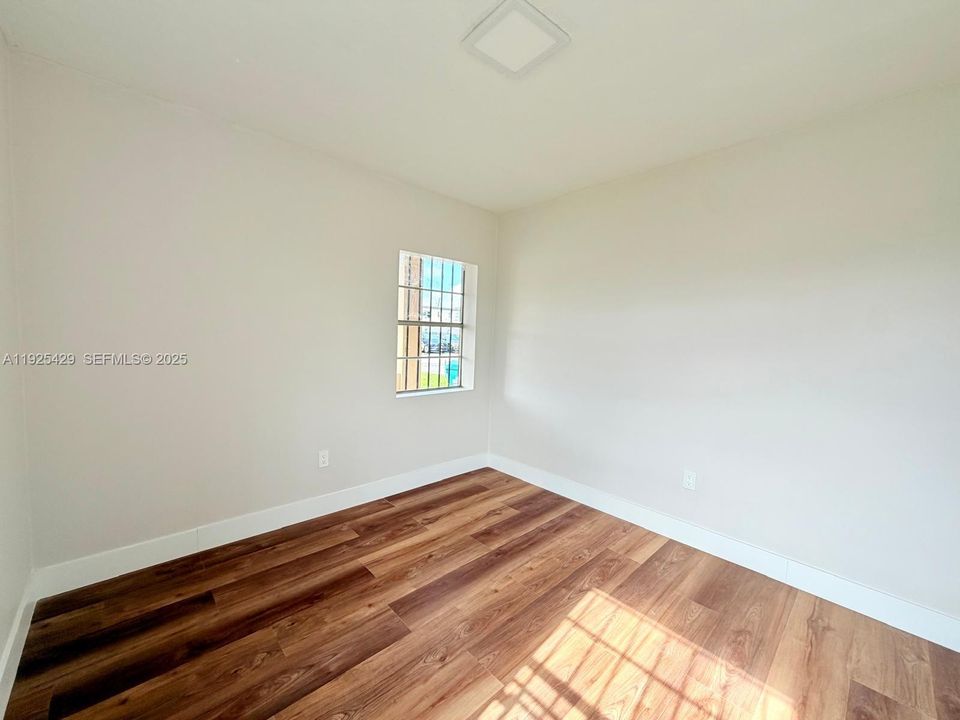 出租: $2,500 (2 贝兹, 1 浴室, 2700 平方英尺)