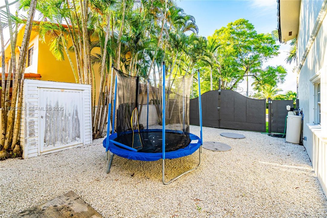 For Sale: $1,400,000 (4 beds, 4 baths, 3892 Square Feet)