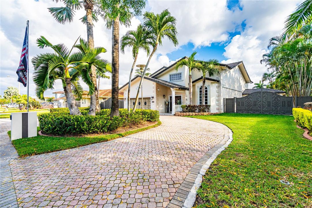 For Sale: $1,400,000 (4 beds, 4 baths, 3892 Square Feet)