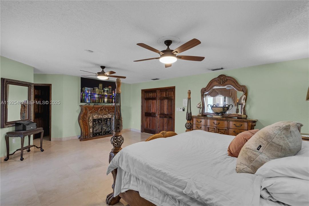 For Sale: $1,400,000 (4 beds, 4 baths, 3892 Square Feet)