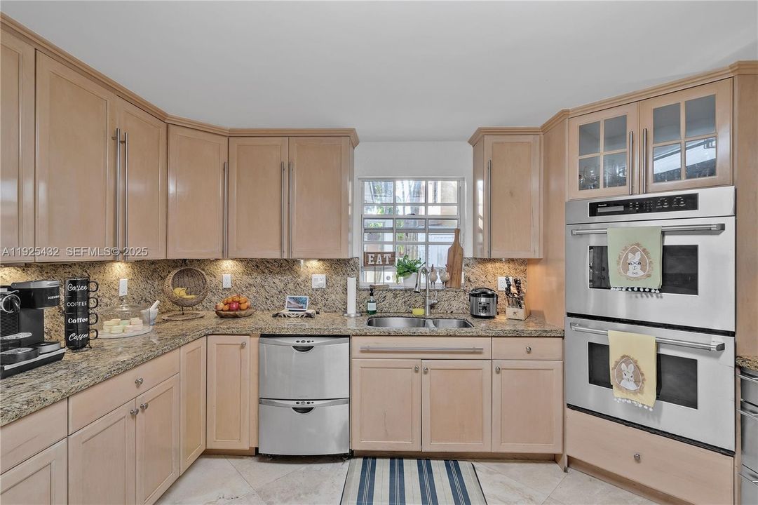 For Sale: $1,400,000 (4 beds, 4 baths, 3892 Square Feet)