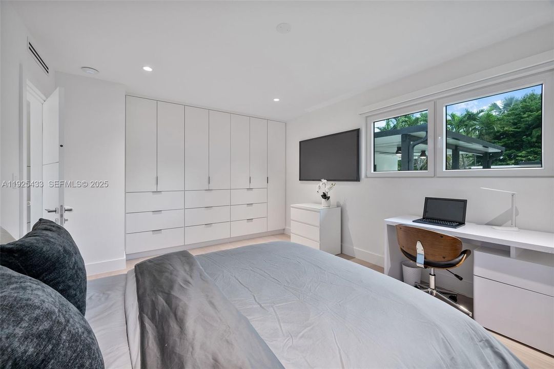 For Sale: $2,200,000 (4 beds, 4 baths, 2060 Square Feet)