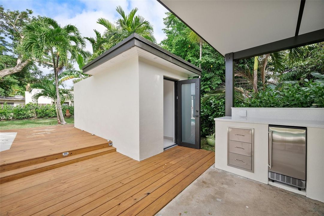 For Sale: $2,200,000 (4 beds, 4 baths, 2060 Square Feet)