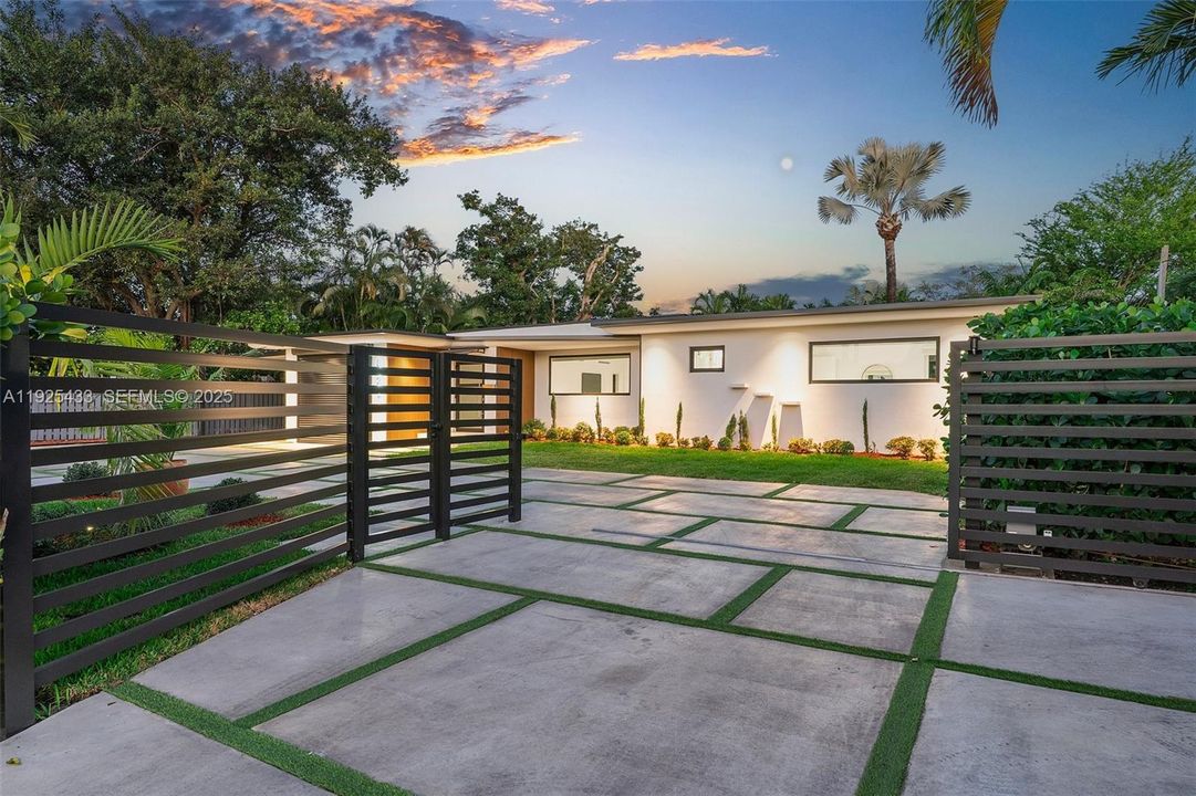 For Sale: $2,200,000 (4 beds, 4 baths, 2060 Square Feet)