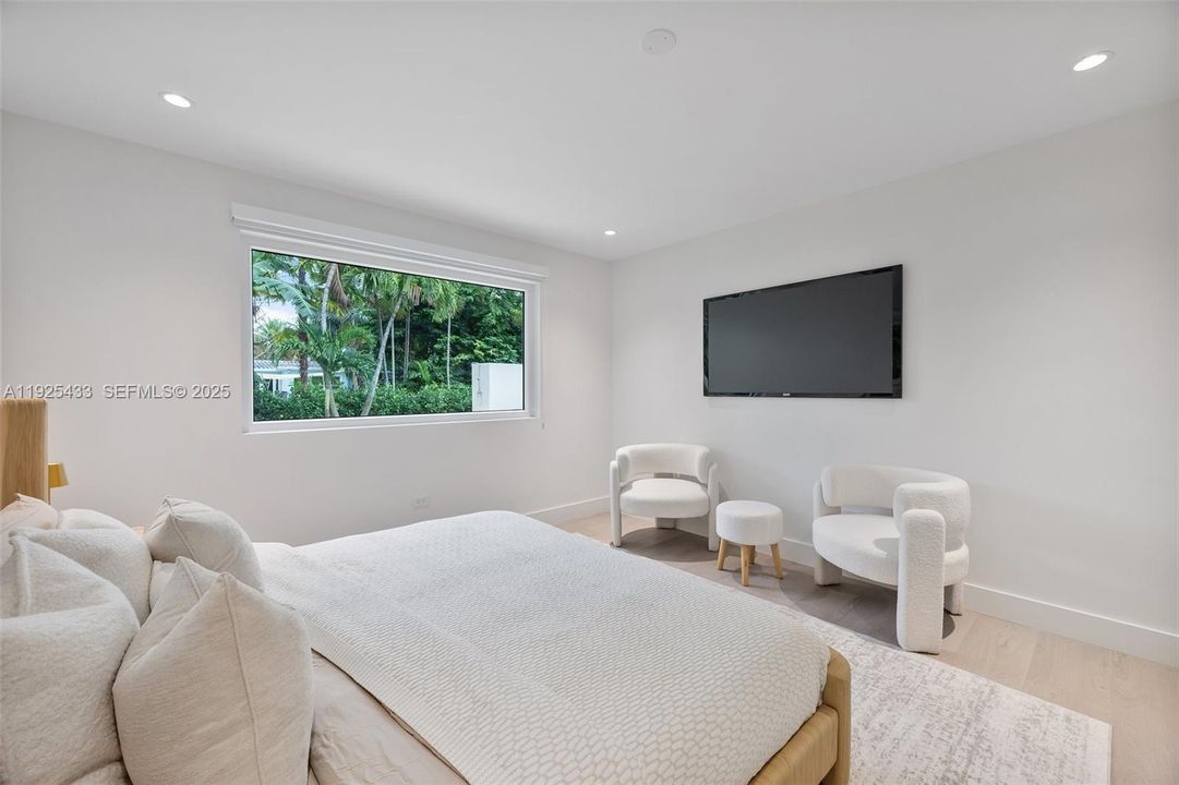 For Sale: $2,200,000 (4 beds, 4 baths, 2060 Square Feet)