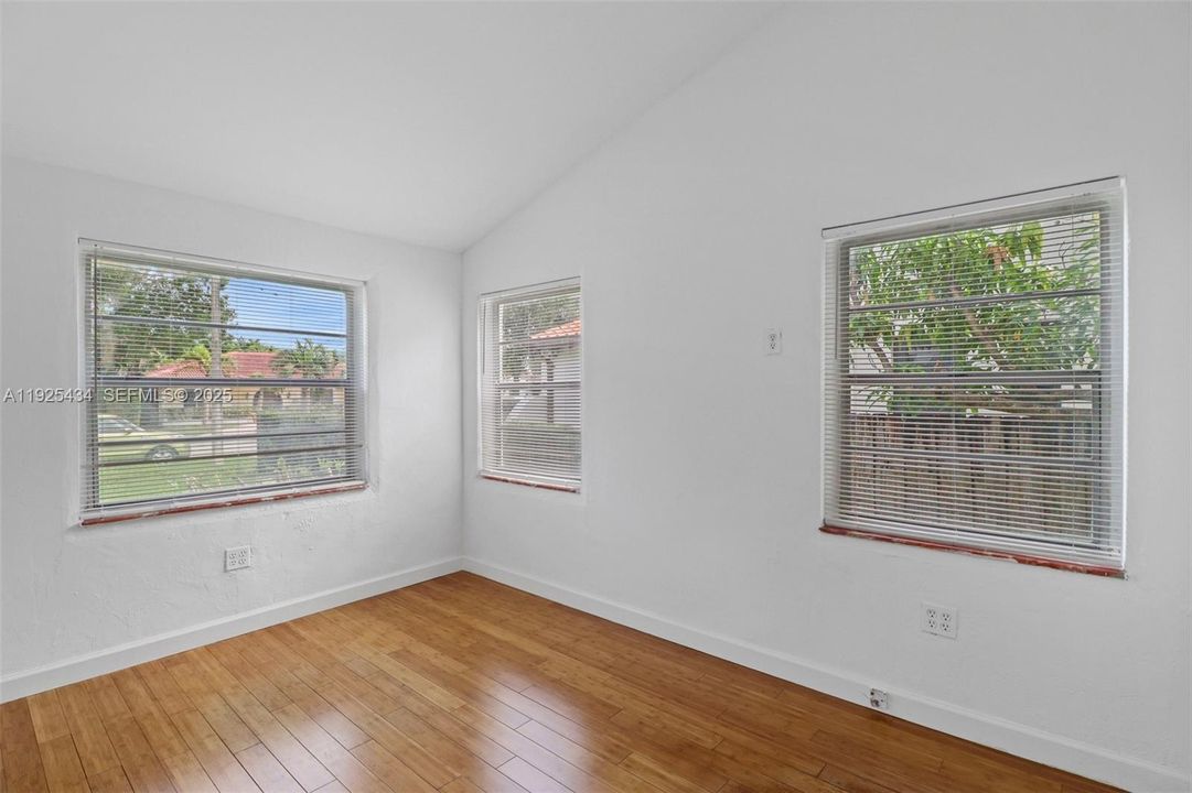 В аренду: $3,700 (3 спален, 2 ванн, 1235 Квадратных фут)