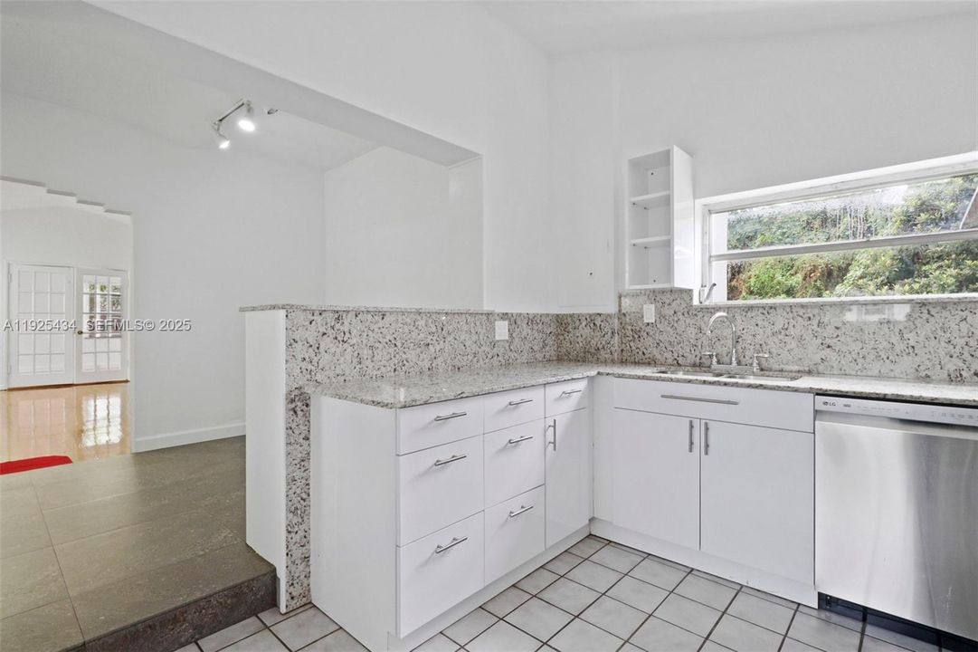 В аренду: $3,700 (3 спален, 2 ванн, 1235 Квадратных фут)