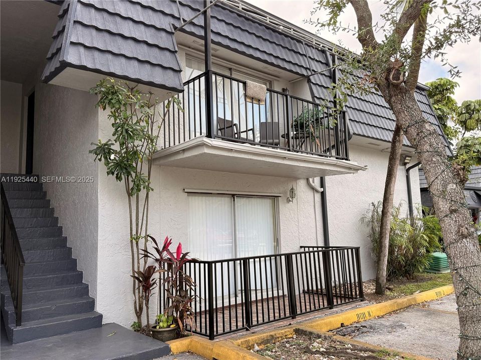 For Rent: $1,950 (2 beds, 1 baths, 780 Square Feet)