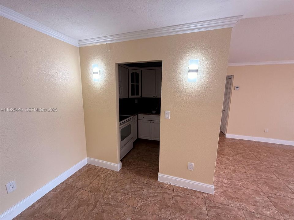 For Rent: $1,950 (2 beds, 1 baths, 780 Square Feet)
