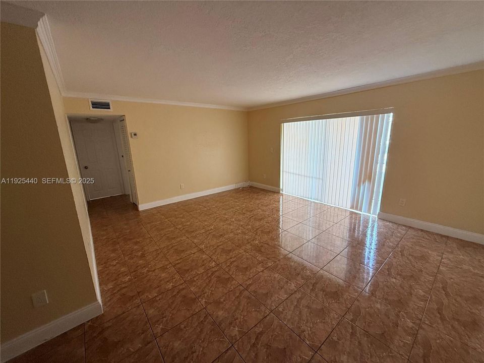 For Rent: $1,950 (2 beds, 1 baths, 780 Square Feet)