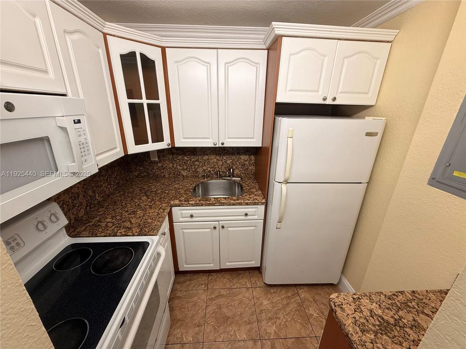For Rent: $1,950 (2 beds, 1 baths, 780 Square Feet)