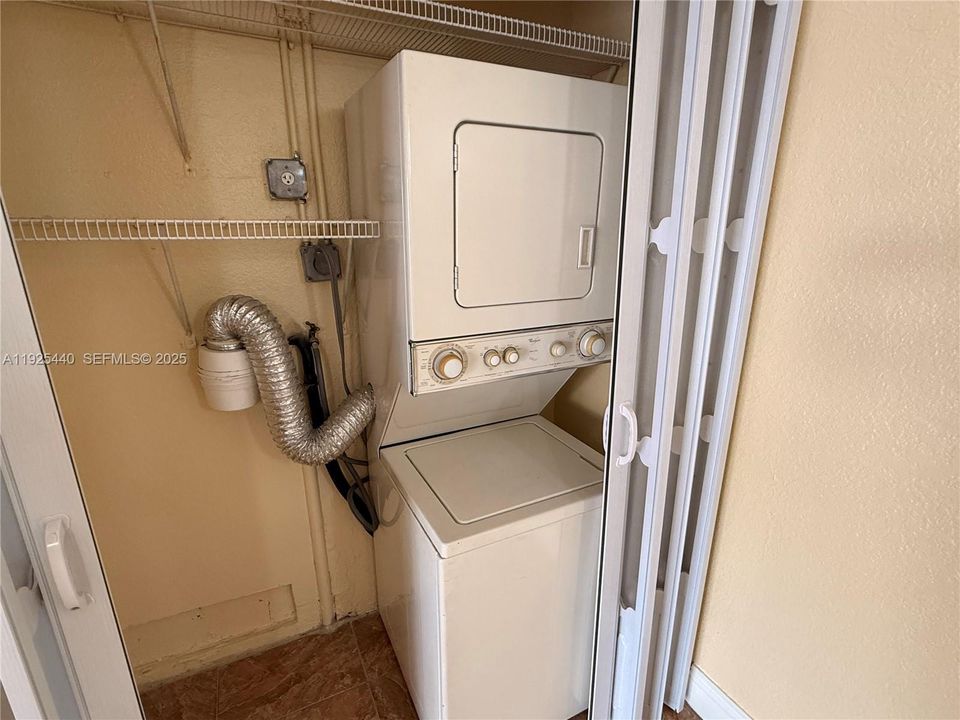 For Rent: $1,950 (2 beds, 1 baths, 780 Square Feet)