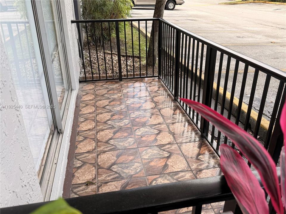 For Rent: $1,950 (2 beds, 1 baths, 780 Square Feet)