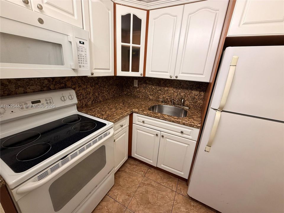 For Rent: $1,950 (2 beds, 1 baths, 780 Square Feet)