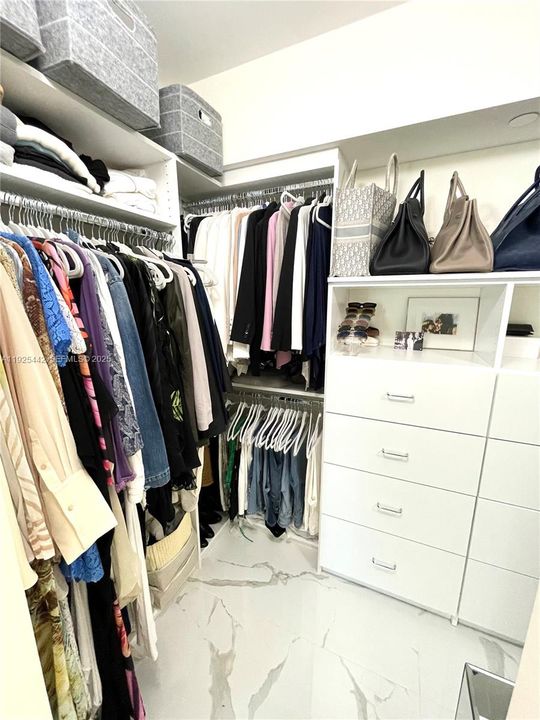 For Sale: $790,000 (2 beds, 2 baths, 970 Square Feet)