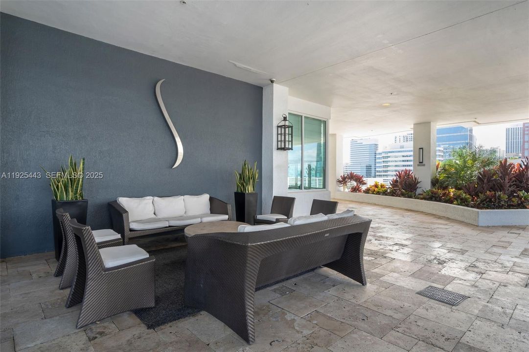 For Sale: $510,000 (2 beds, 2 baths, 1072 Square Feet)