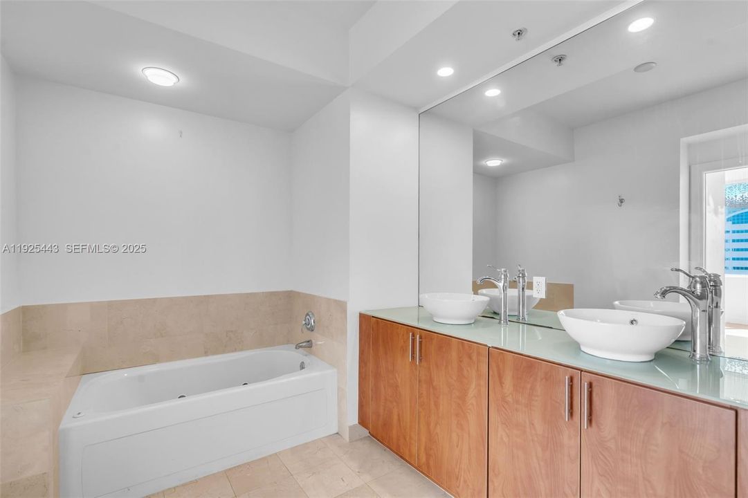 For Sale: $510,000 (2 beds, 2 baths, 1072 Square Feet)