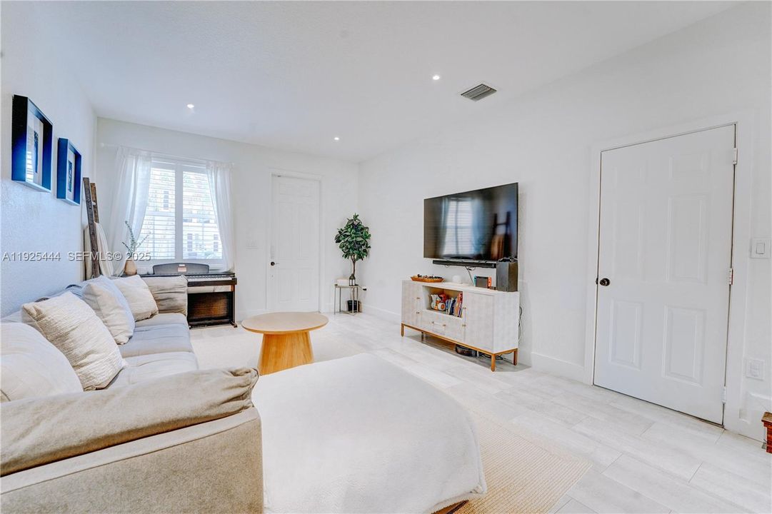 For Sale: $545,000 (3 beds, 2 baths, 1758 Square Feet)