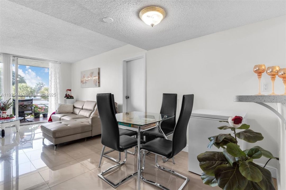 На продажу: $240,000 (3 спален, 2 ванн, 1166 Квадратных фут)