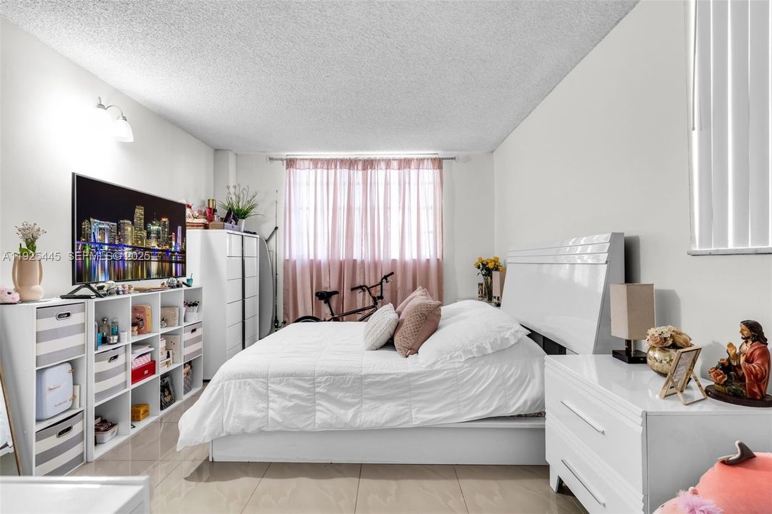 На продажу: $240,000 (3 спален, 2 ванн, 1166 Квадратных фут)