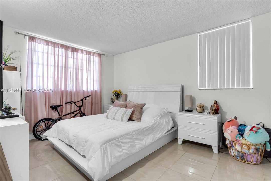 На продажу: $240,000 (3 спален, 2 ванн, 1166 Квадратных фут)