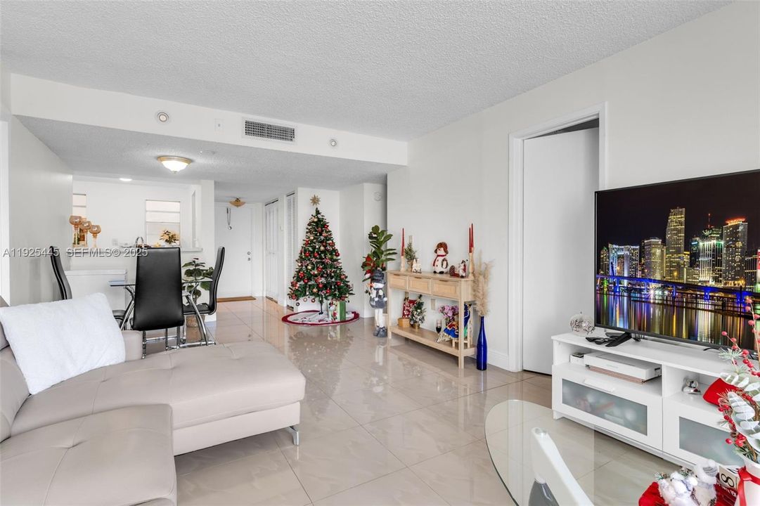 На продажу: $240,000 (3 спален, 2 ванн, 1166 Квадратных фут)