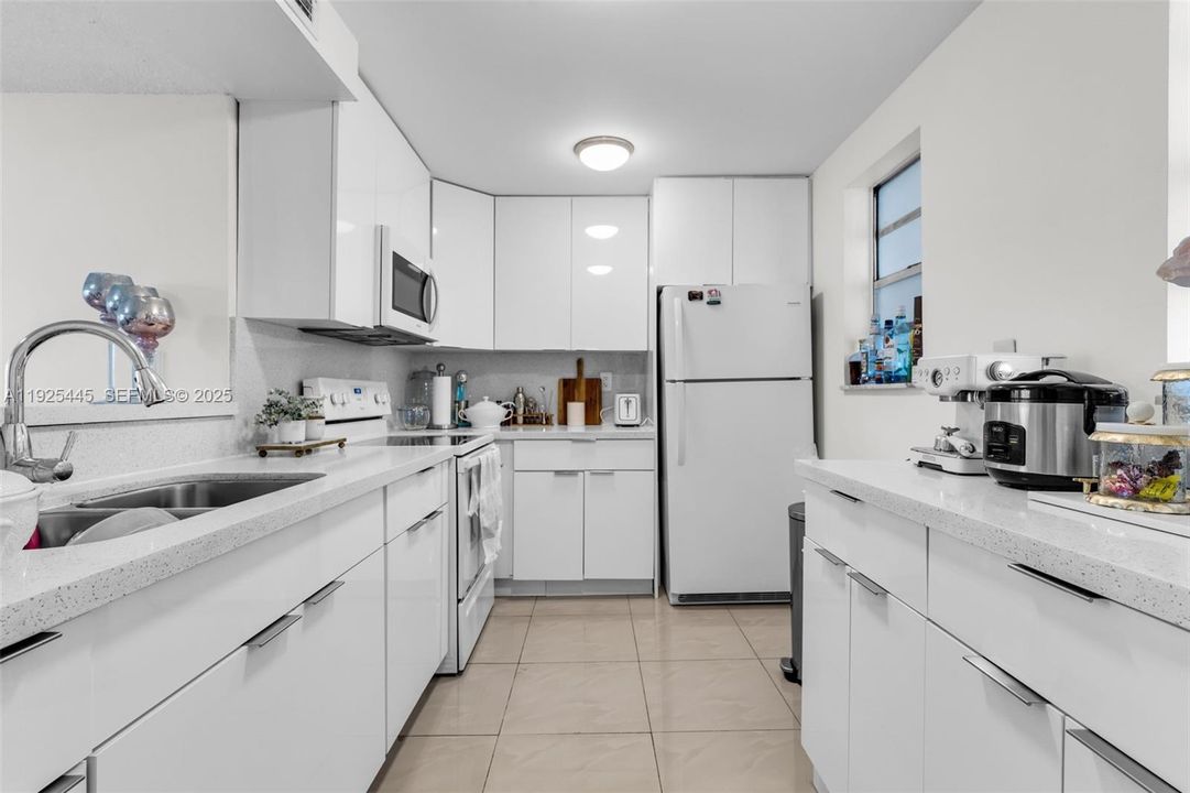 На продажу: $240,000 (3 спален, 2 ванн, 1166 Квадратных фут)