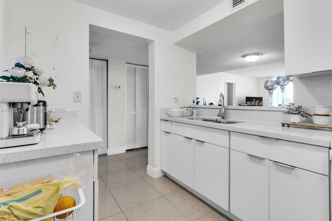 На продажу: $240,000 (3 спален, 2 ванн, 1166 Квадратных фут)