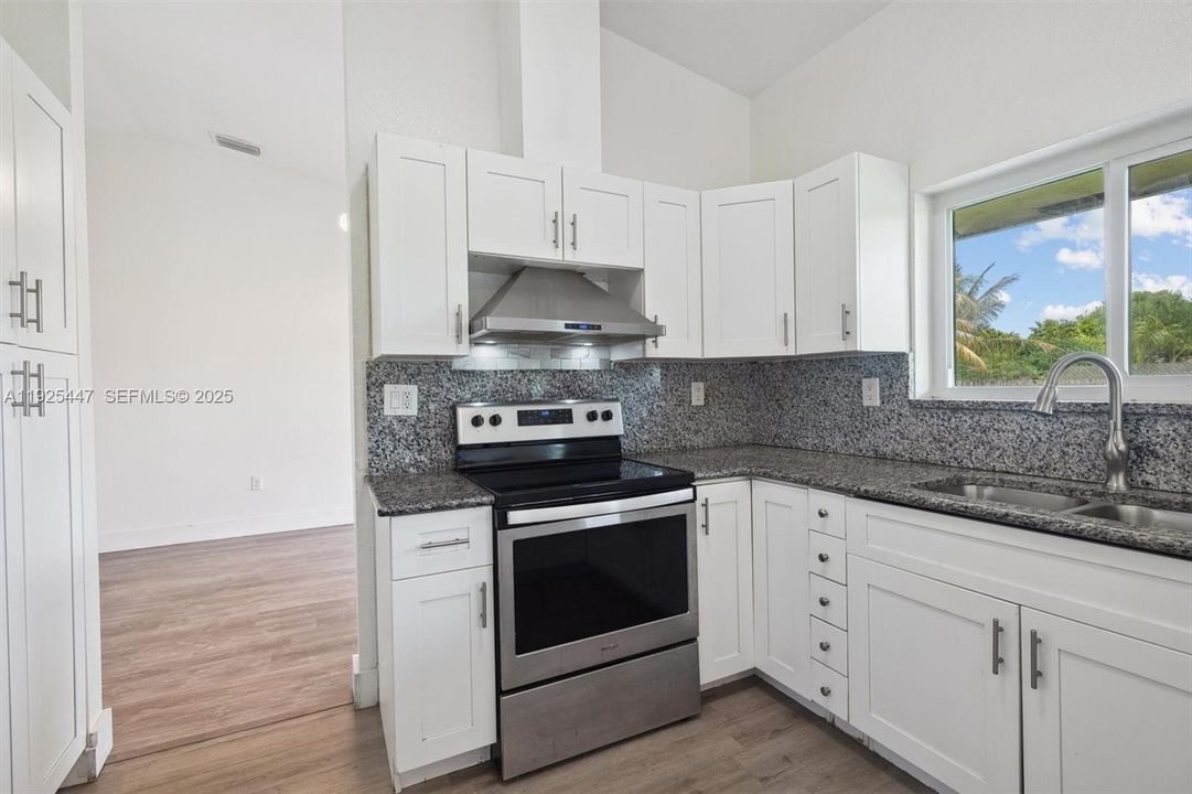 На продажу: $684,900 (4 спален, 2 ванн, 1633 Квадратных фут)